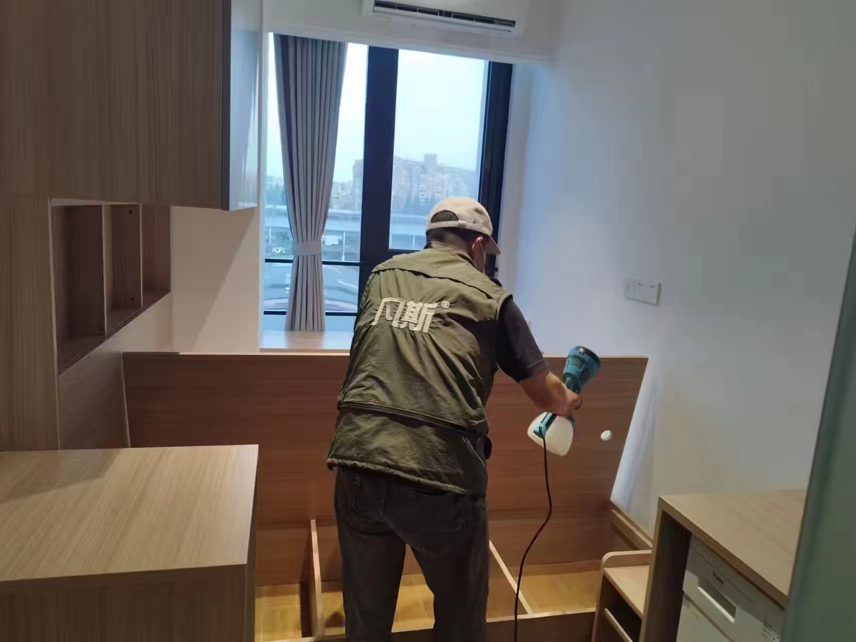 隔壁鄰居刷完墻面后味道很刺鼻，油漆涂料里含有甲醛嘛？